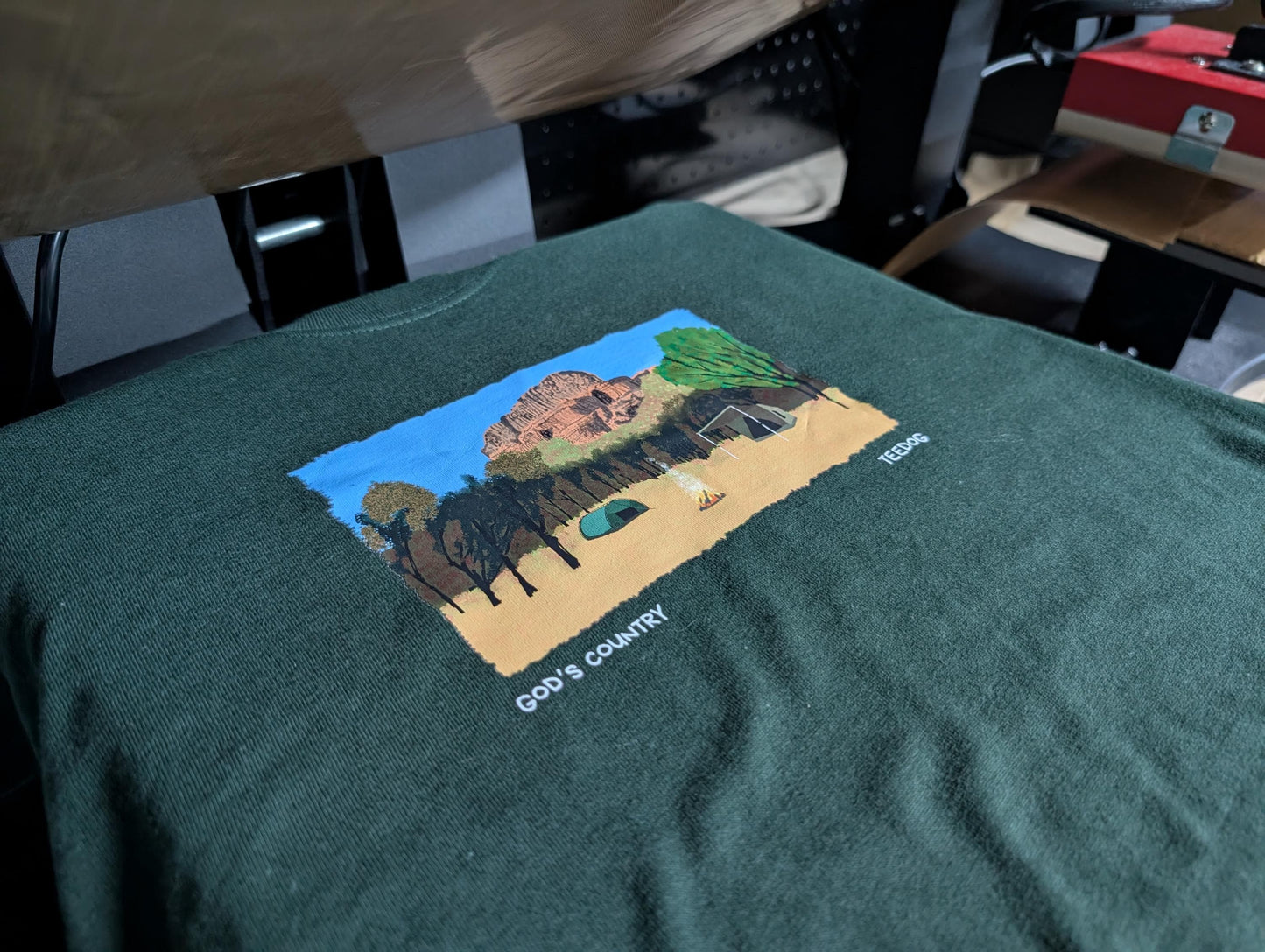 God's Country Camping Shirt – Dark Green Outdoors Tee – Hand Printed Swag & Campfire Top – Unisex Nature Lover Gift – Aussie Hiking Apparel