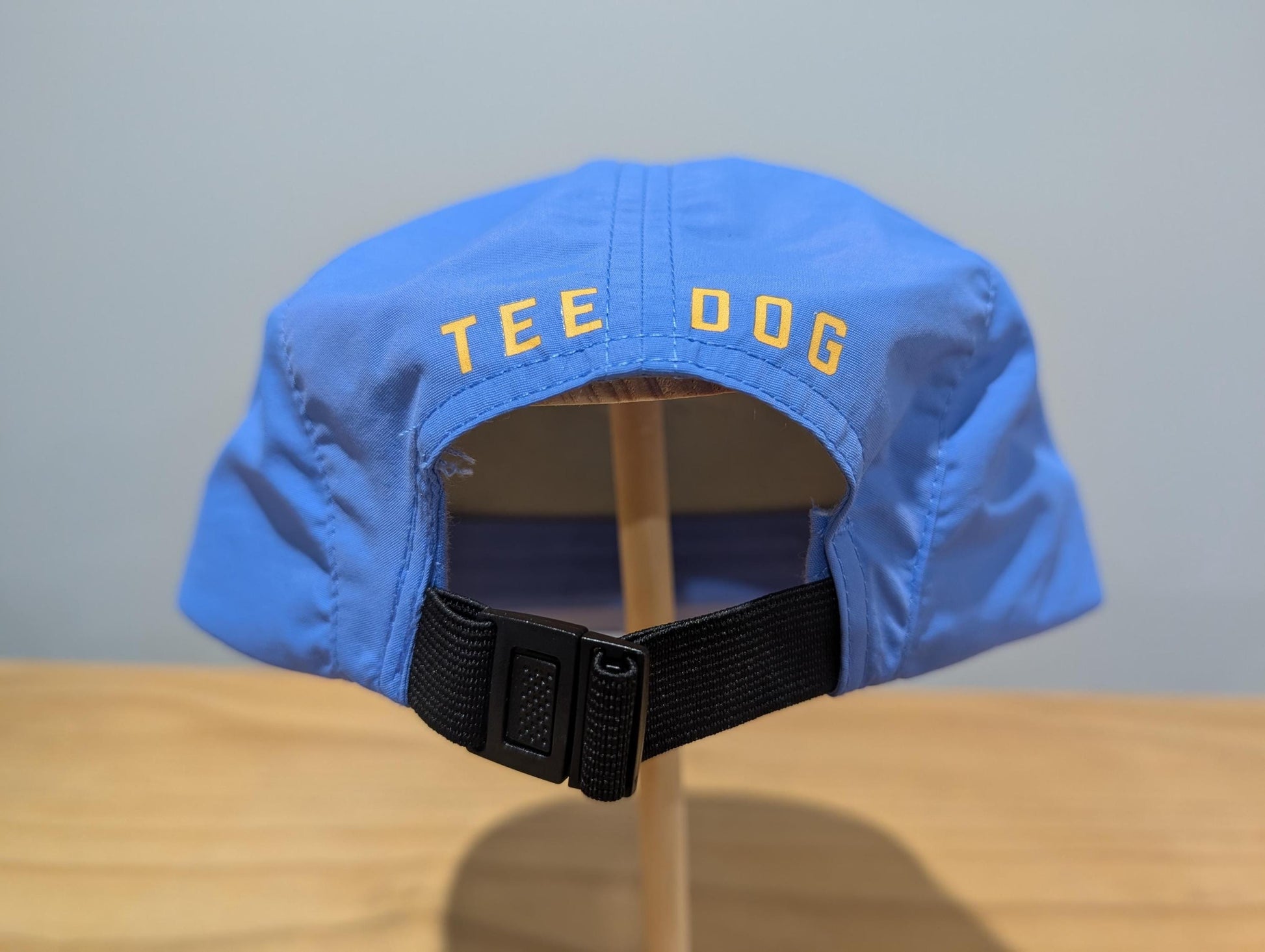 Blue Running Hat – Recycled Nylon 5 Panel Cap – Run Track Mind Retro Sportswear – Peach Logo Performance Headwear – Unisex Training Gear